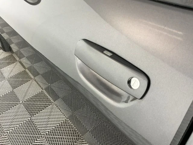 Used 2014 Crystal Metallic Dodge R/T image 10