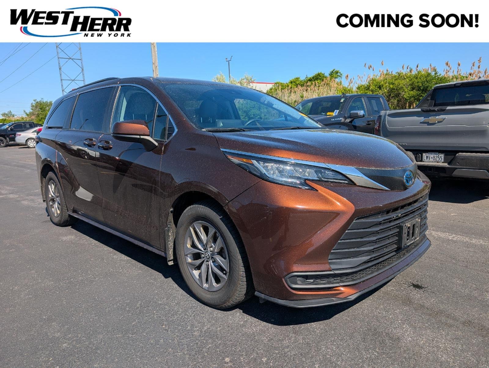 2022 Toyota Sienna LE 8-Passenger Hybrid FWD's photo