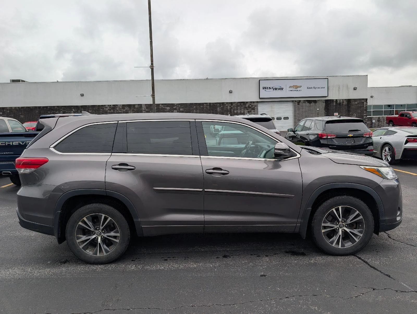 Used 2017 Gy Toyota LE image 8