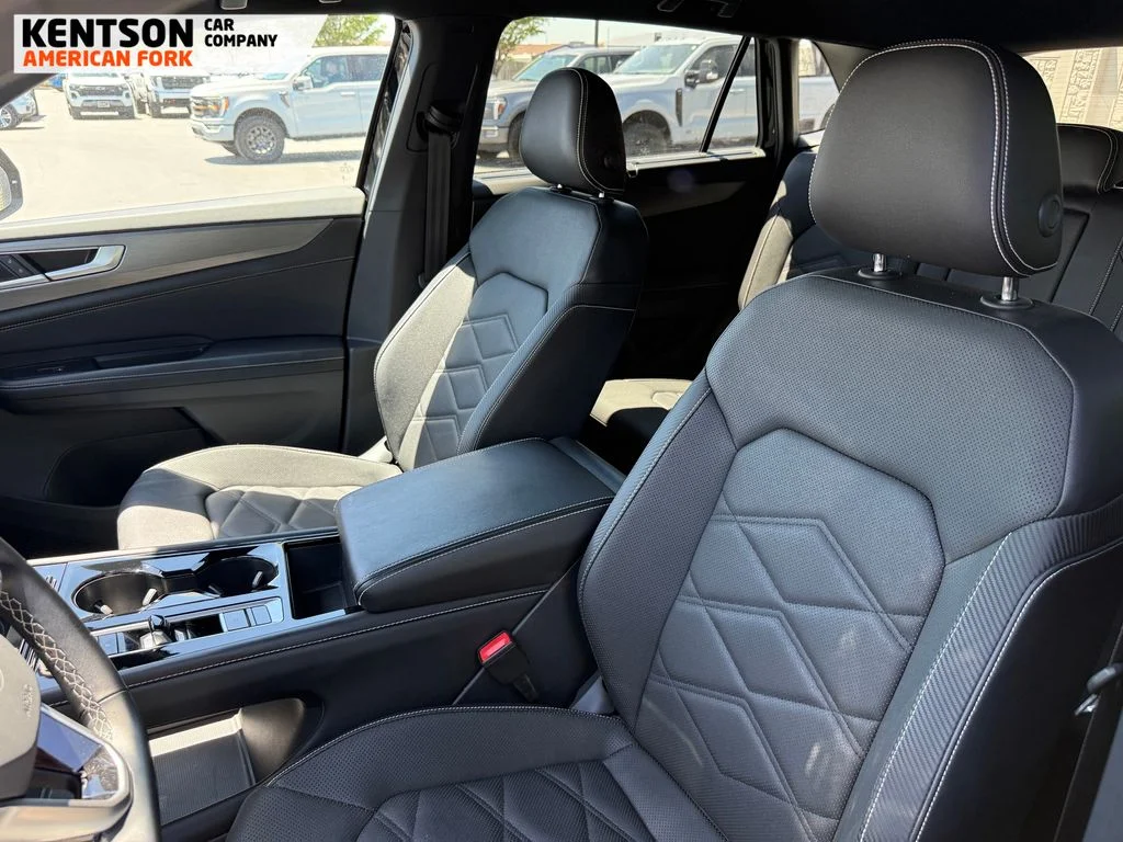 Used 2025 Black Volkswagen 2.0T SE w/Technology image 25