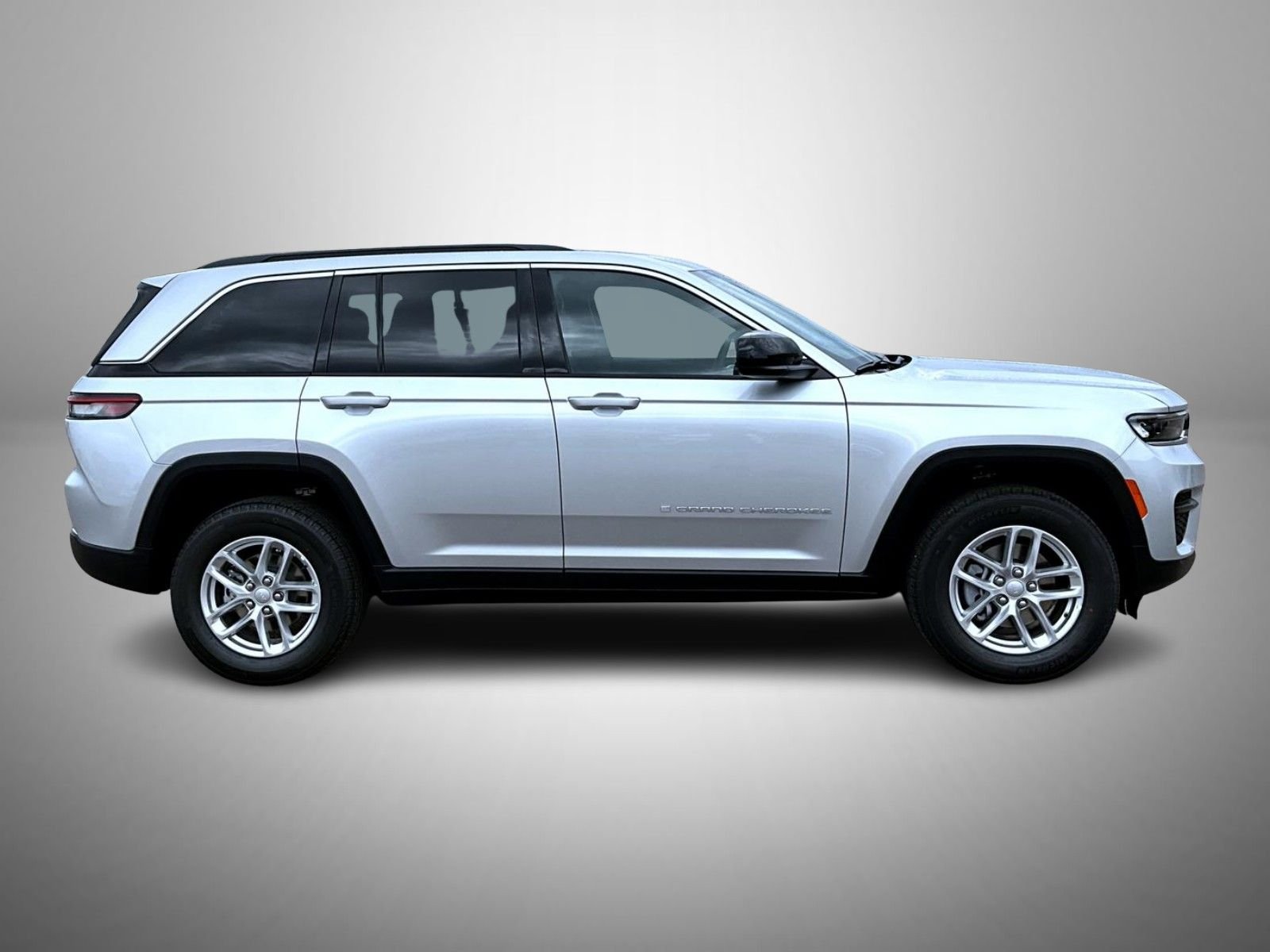 New 2026 Silver Zynith Exterior Paint Jeep Laredo X image 4