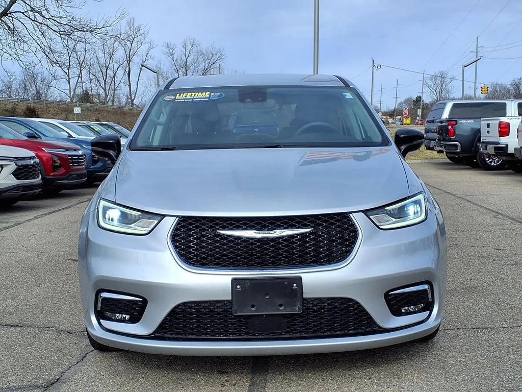 Used 2024 Silver Chrysler Touring L image 2