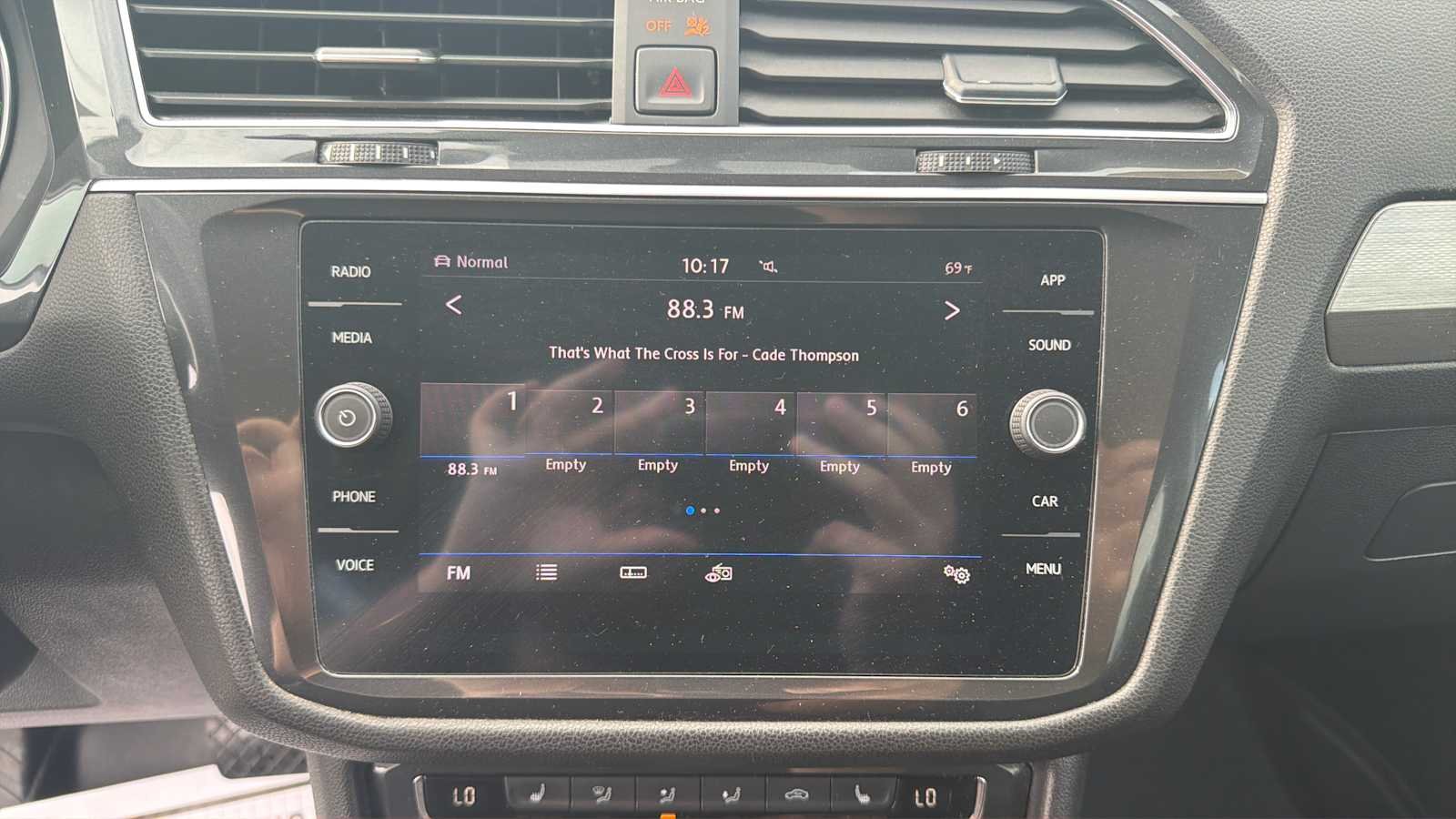 Used 2019 Pure White Volkswagen SE image 15