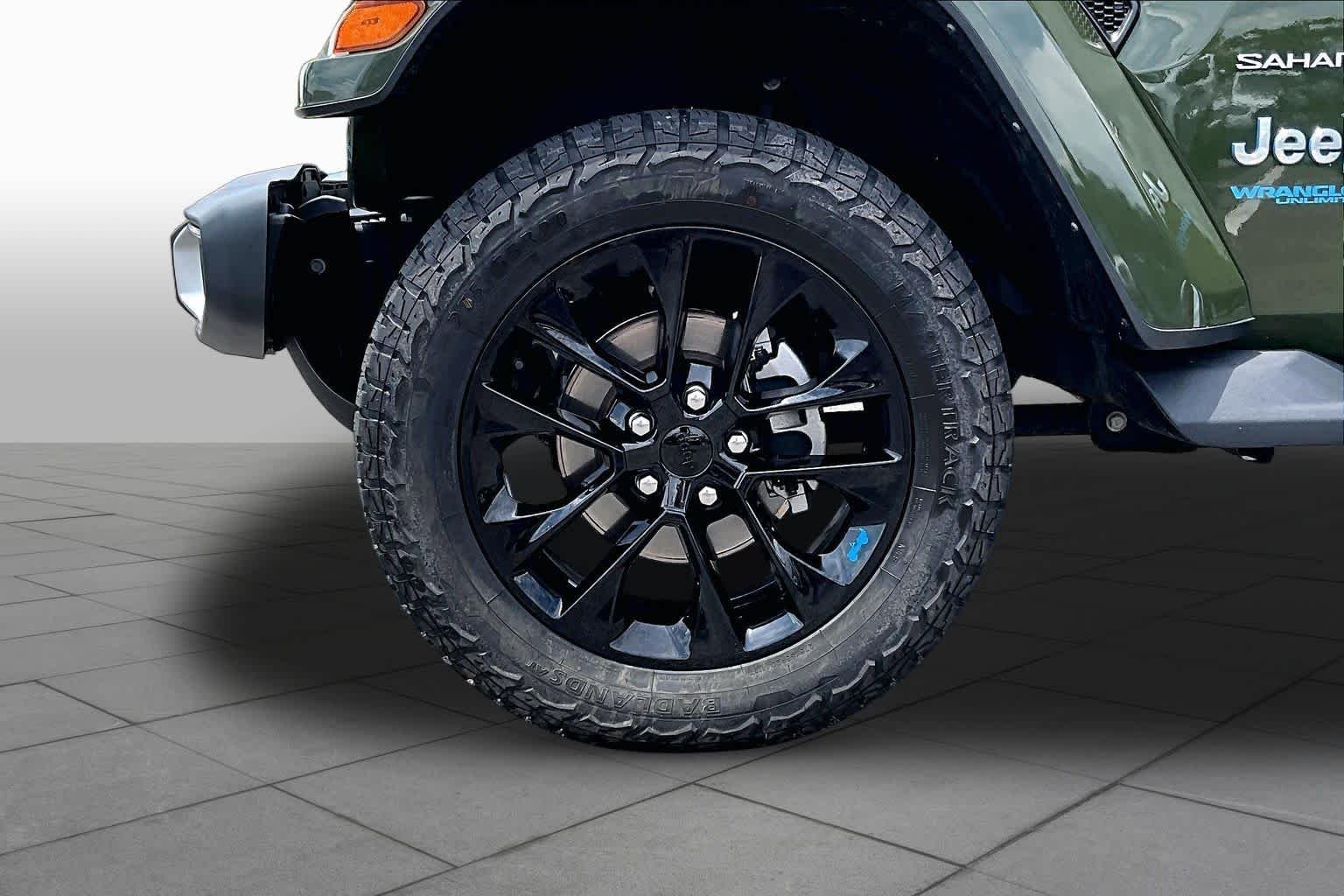 Used 2022 Sarge Green Clearcoat Jeep Unlimited Sahara image 11