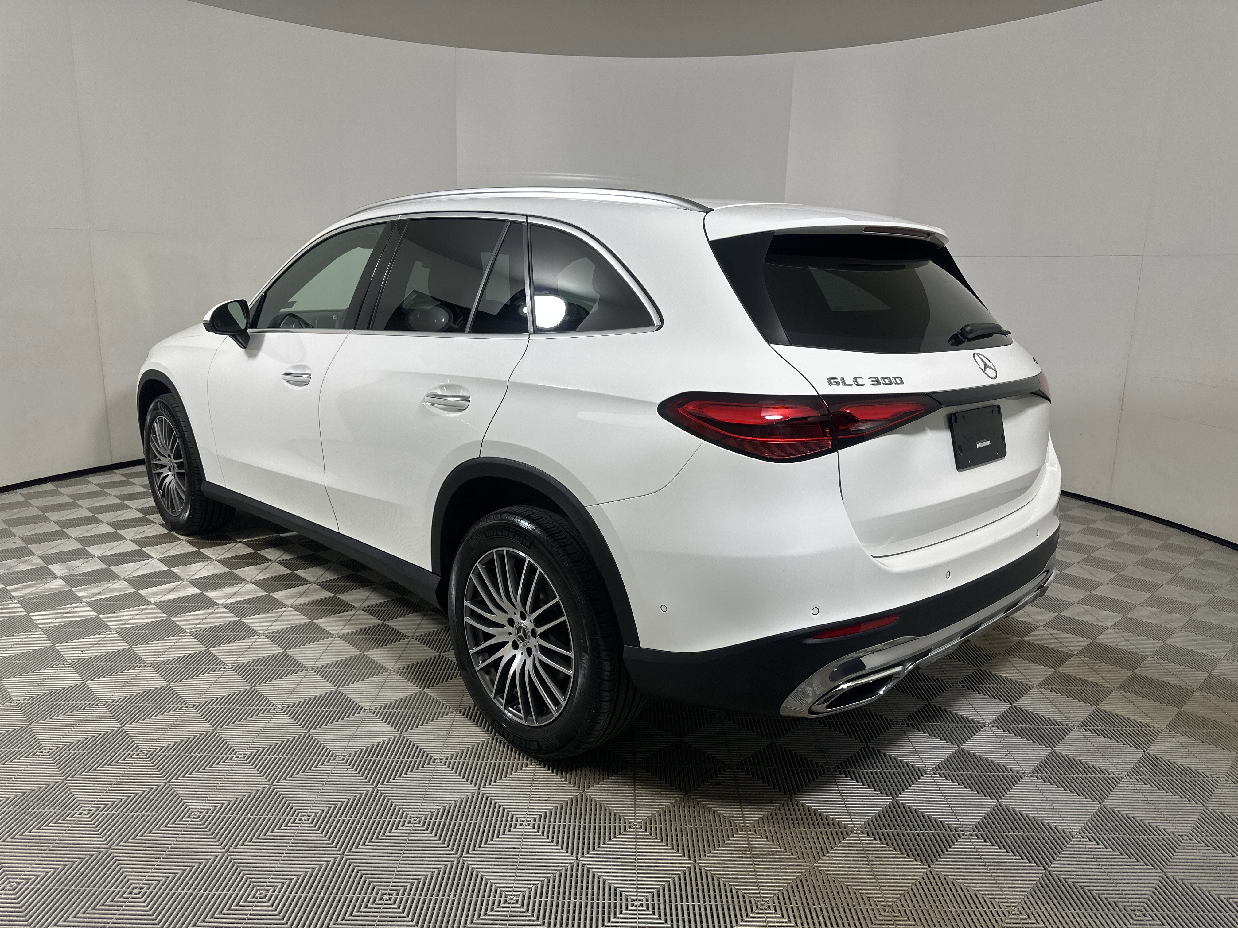 Used 2025 White Mercedes-Benz GLC 300 image 5