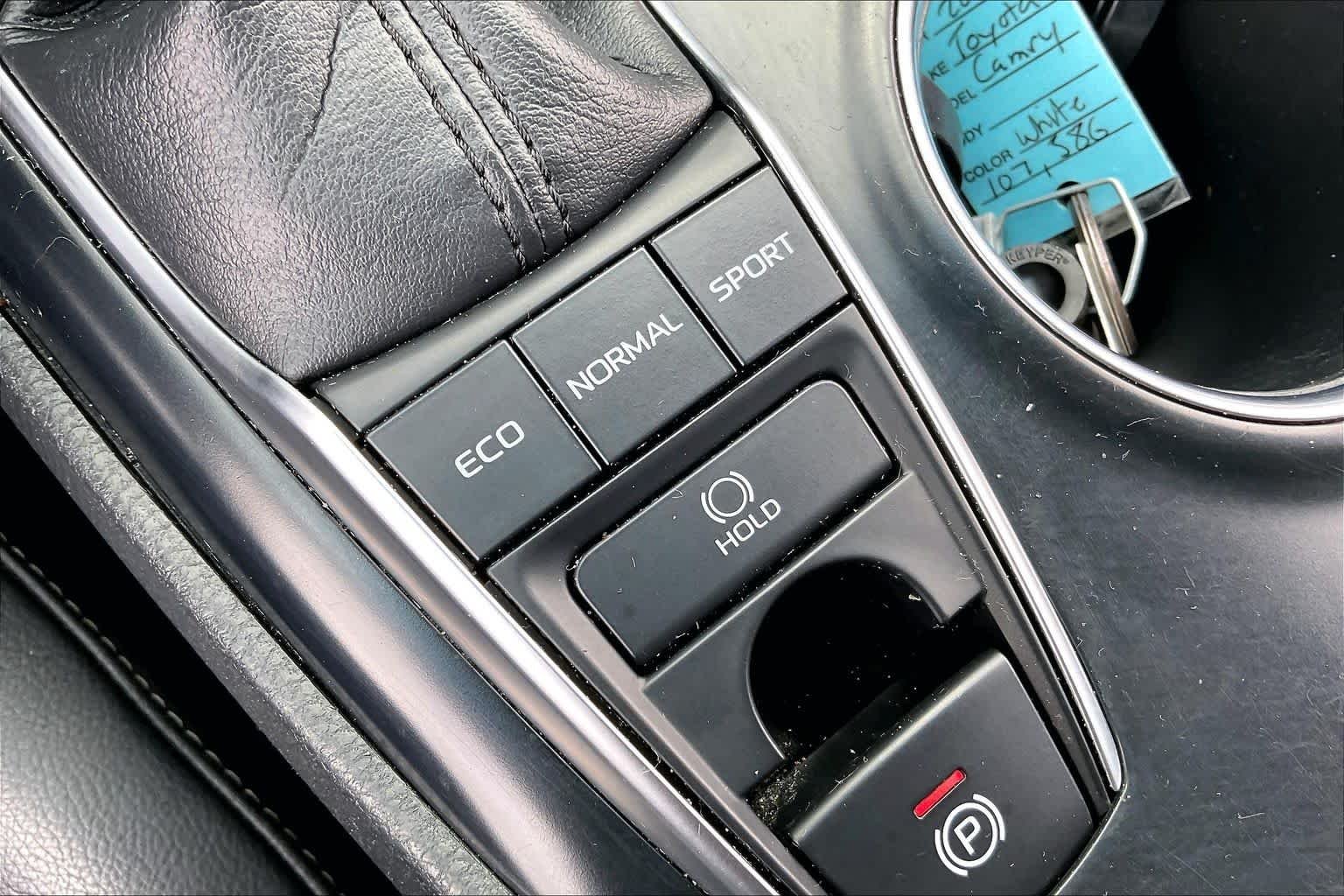 Used 2018 Wind Chill Pearl Toyota XSE V6 image 31