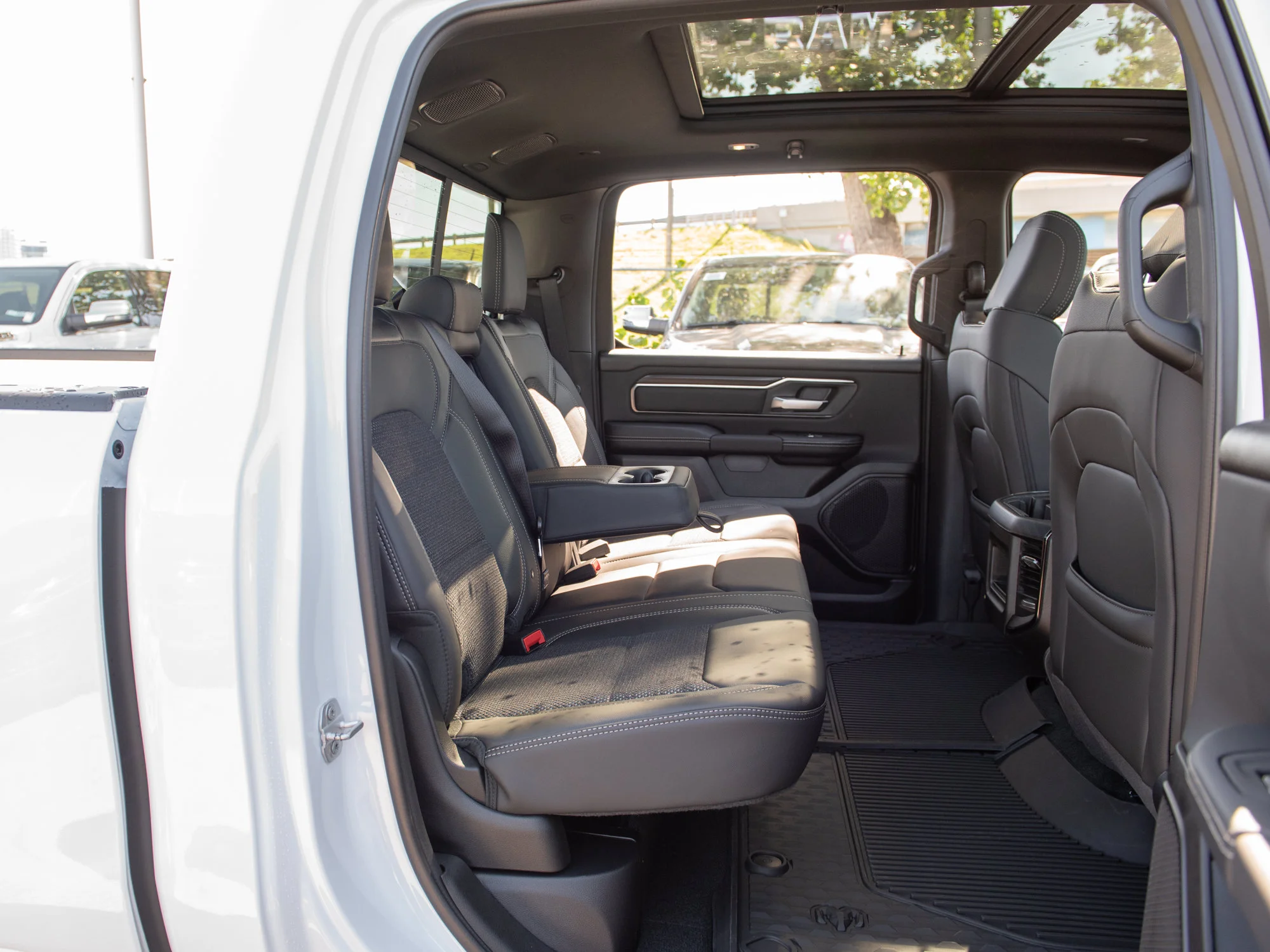 New 2026 White RAM Sport* Crew Cab 4x4, HEMI V8, Panoramic Sunroof, Heated Seats/Wheel image 23