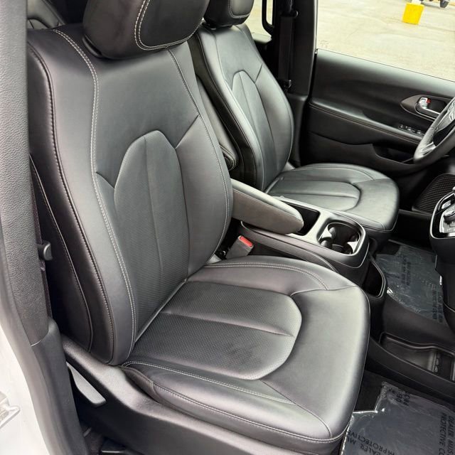 Used 2025  Chrysler Select image 49
