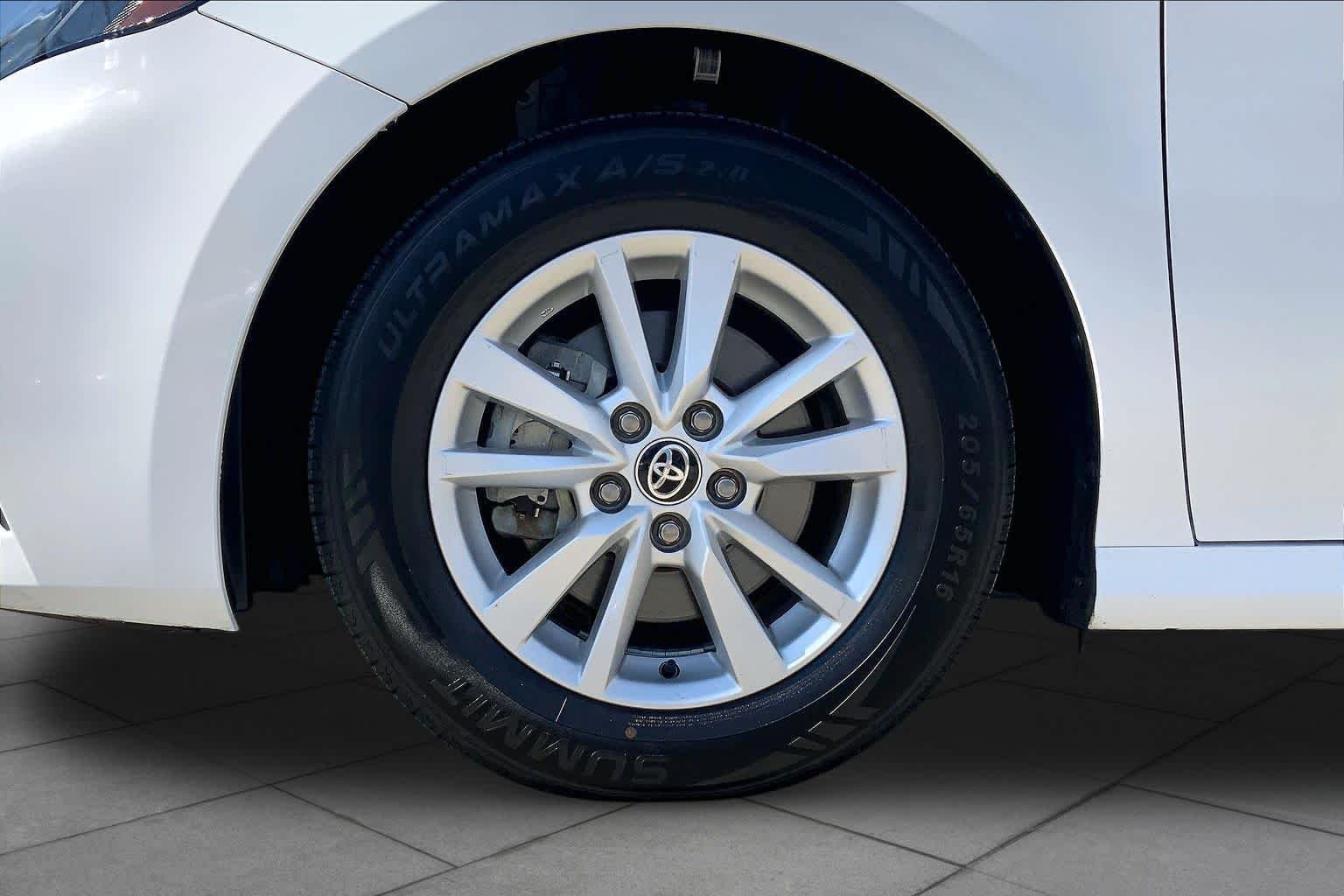 Used 2025 Ice Cap Toyota LE image 11