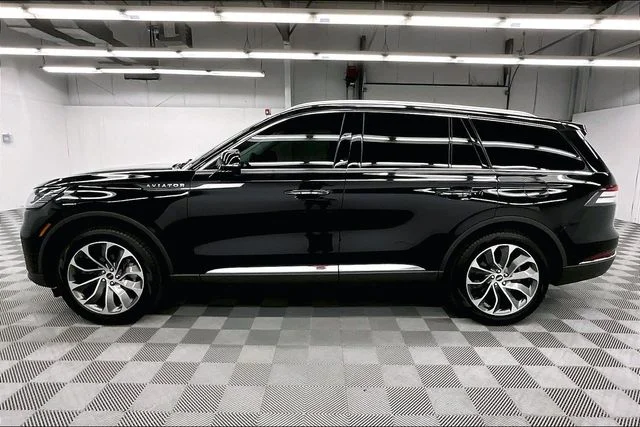 Used 2025 Infinite Black Metallic Clearcoat Lincoln Reserve image 13