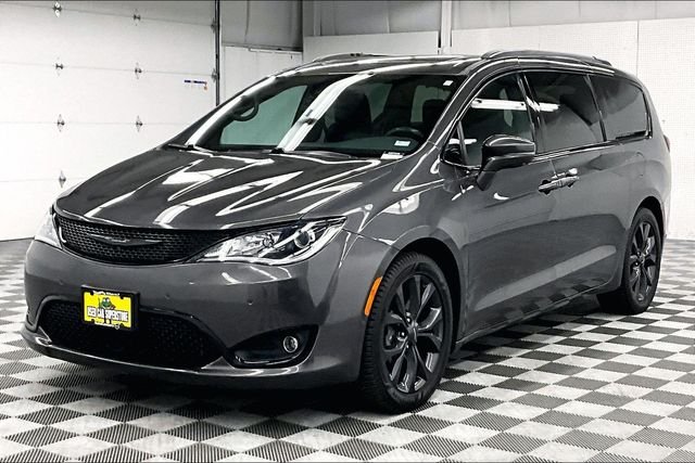 Used 2018 Granite Crystal Metallic Clearcoat Chrysler Limited image 12