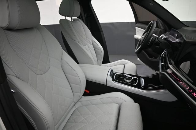 Used 2025 White BMW xDrive40i image 25