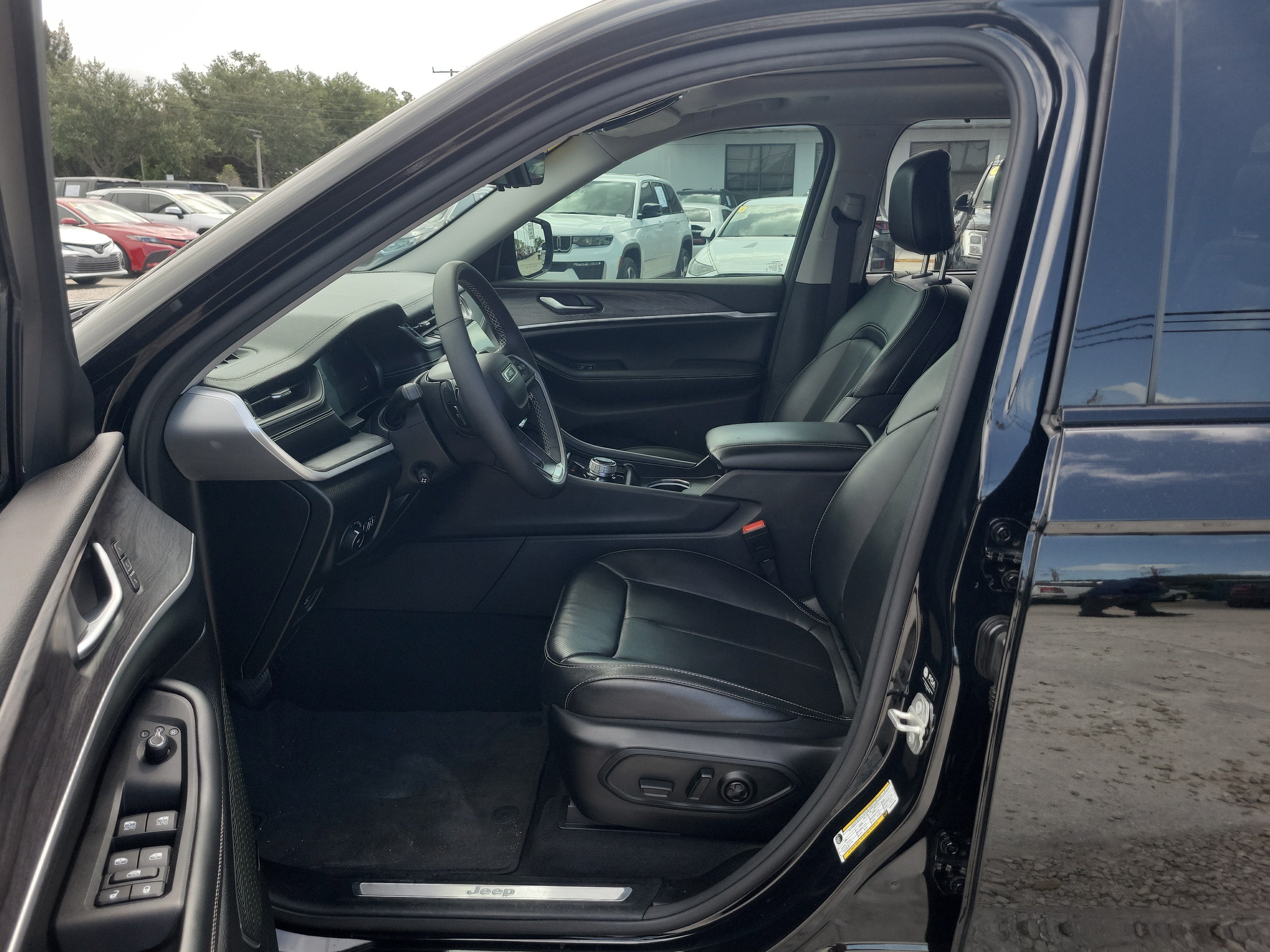 Used 2024 Diamond Black Crystal Pearlcoat Jeep Limited image 19