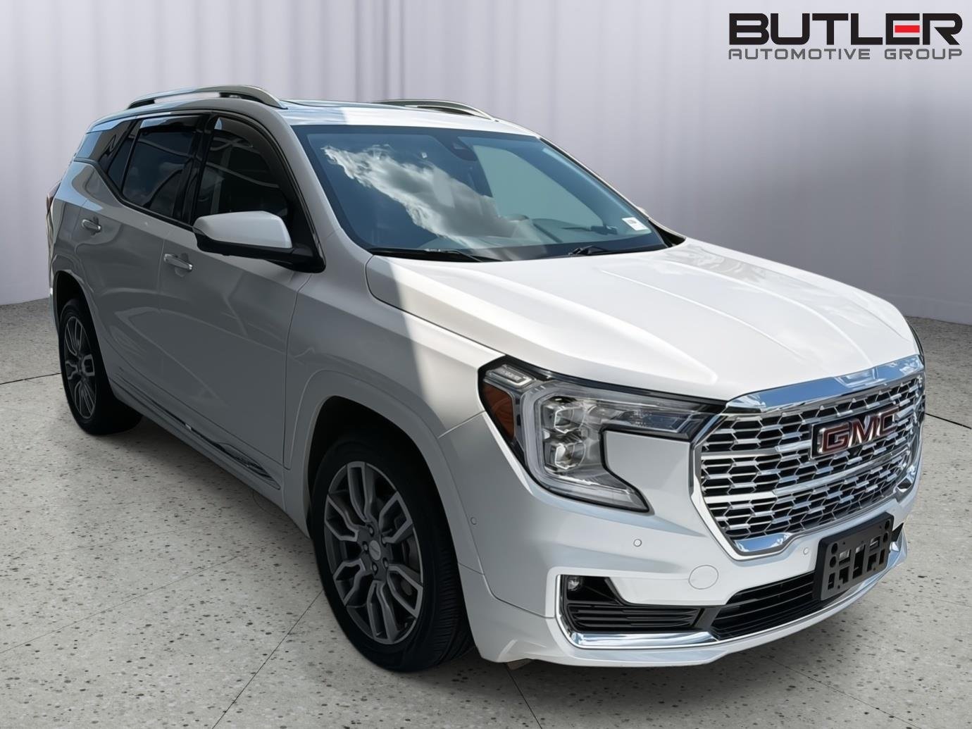 Used 2024 White Frost Tricoat GMC Denali image 8