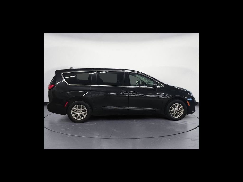 Used 2023 Black Chrysler Touring L image 7