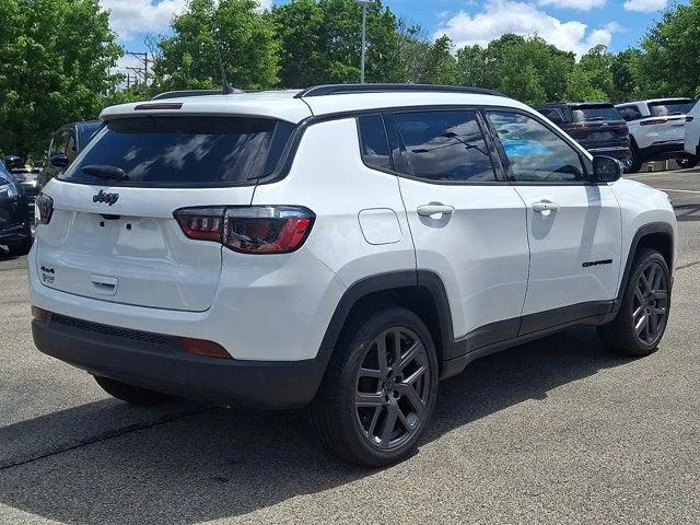 New 2026 Bright White Clear-Coat Exterior Paint Jeep Latitude image 4