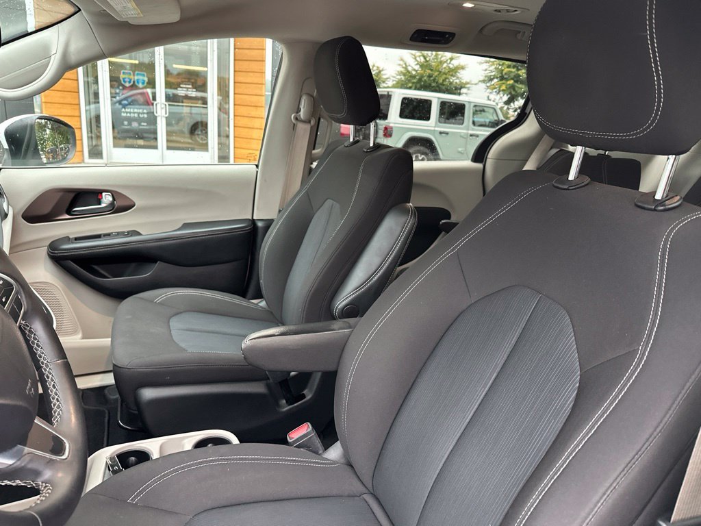 Used 2022 White Chrysler LX image 49