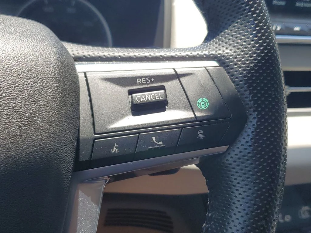 Used 2022  Mitsubishi SEL image 25