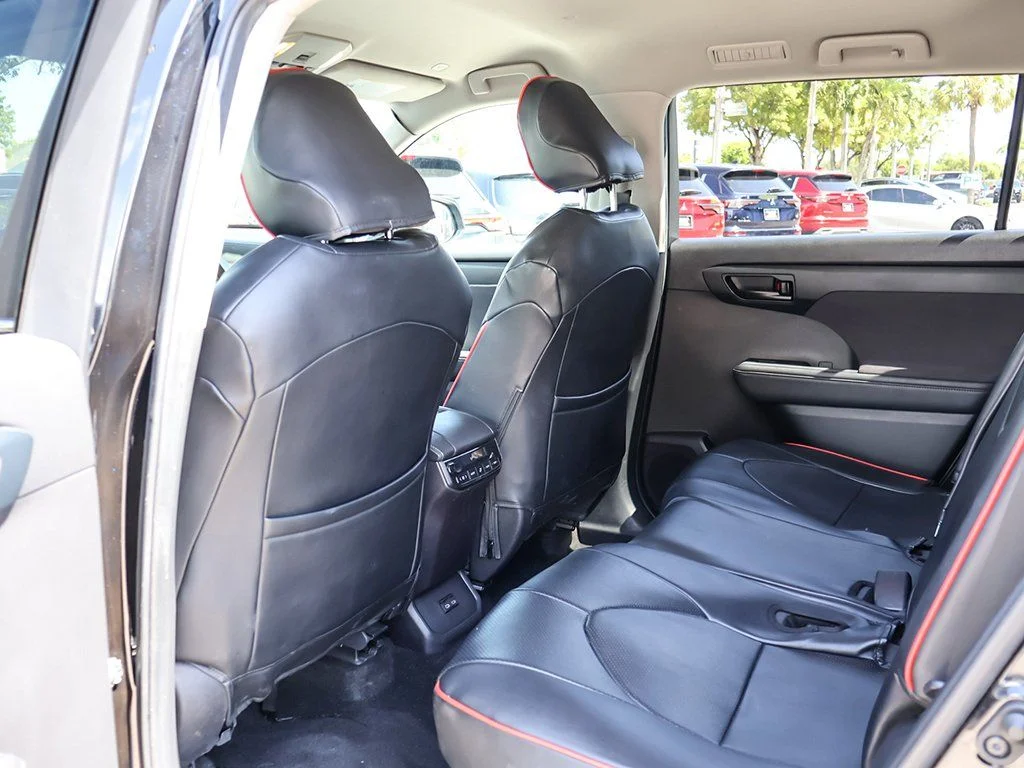 2024 Toyota Highlander LE - Photo 32