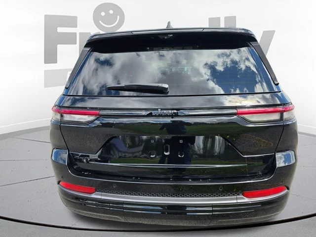 New 2026 Diamond Black Crystal Pearl-Coat Exterior Paint Jeep Limited Reserve image 6