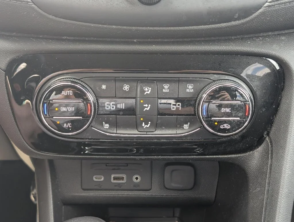 Used 2023 White Frost Tricoat Buick Essence image 23