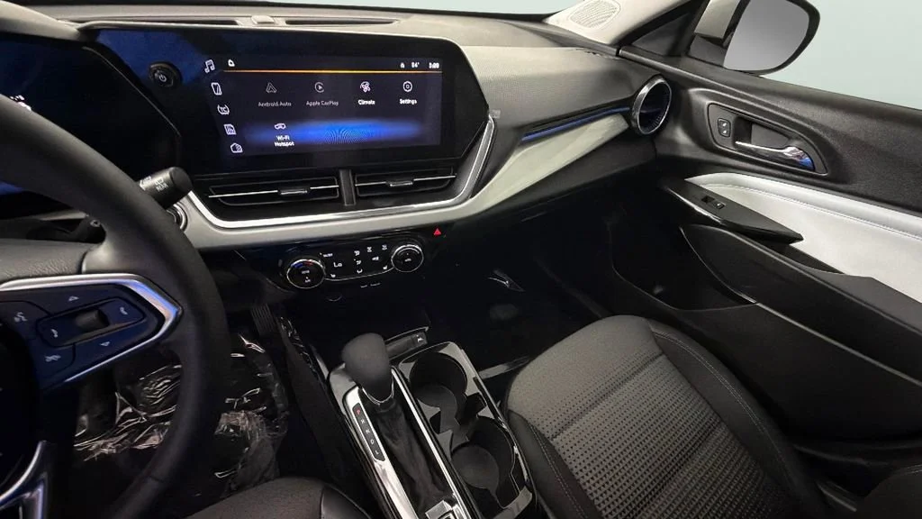 Used 2025 Summit White Chevrolet LT image 19