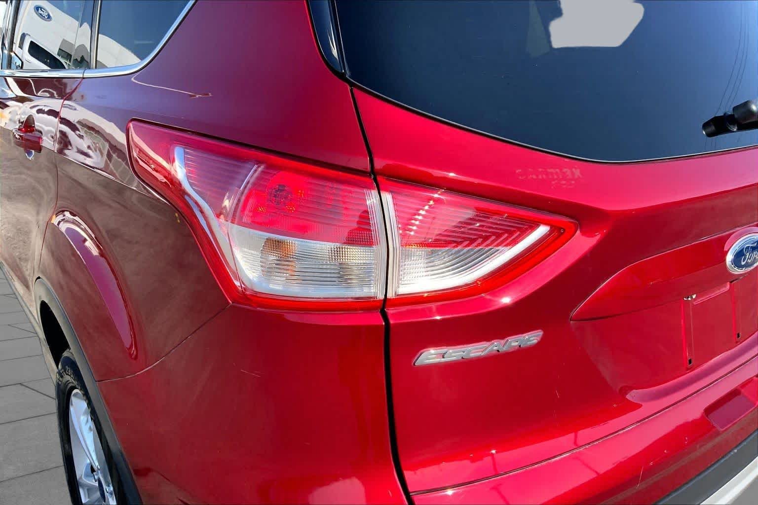 Used 2015 Ruby Red Metallic Tinted Clearcoat Ford SE image 25