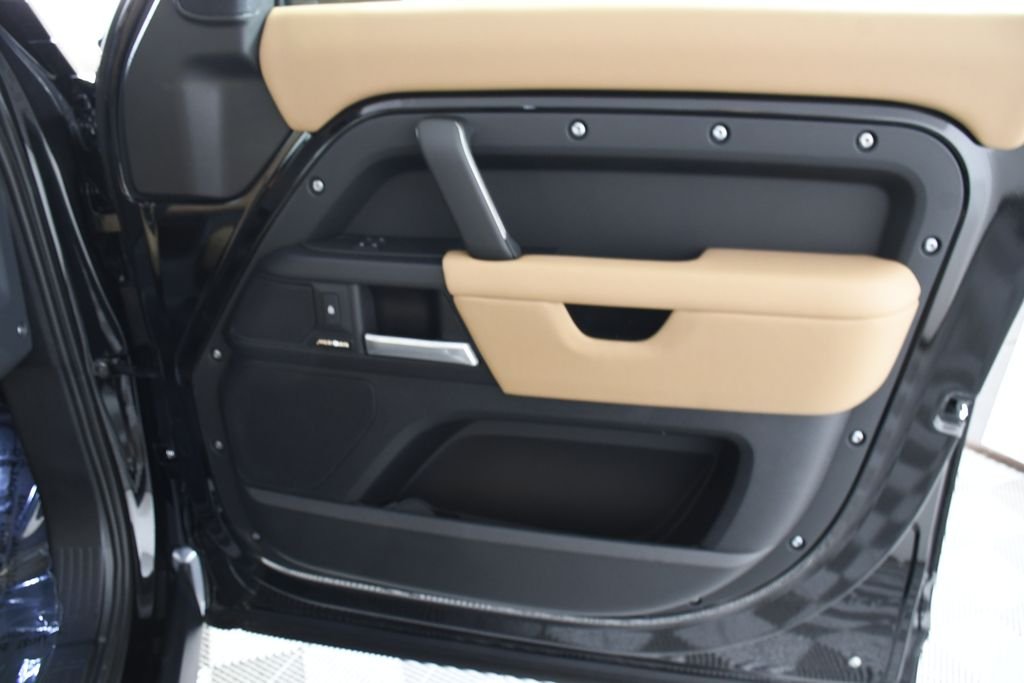New 2026 Santorini Blk Land Rover S image 18