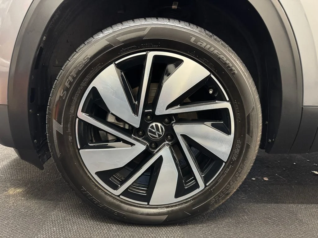 Used 2024 Gray Volkswagen 2.0T SE w/Technology image 13