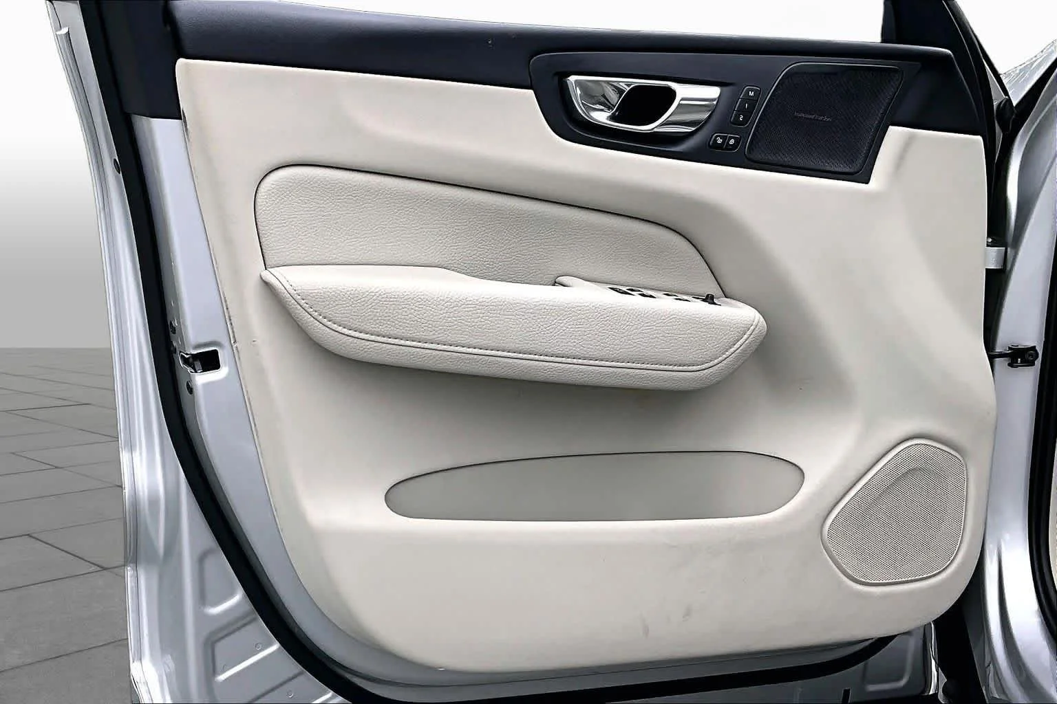 Used 2019 Bright Silver Metallic Volvo Inscription image 22
