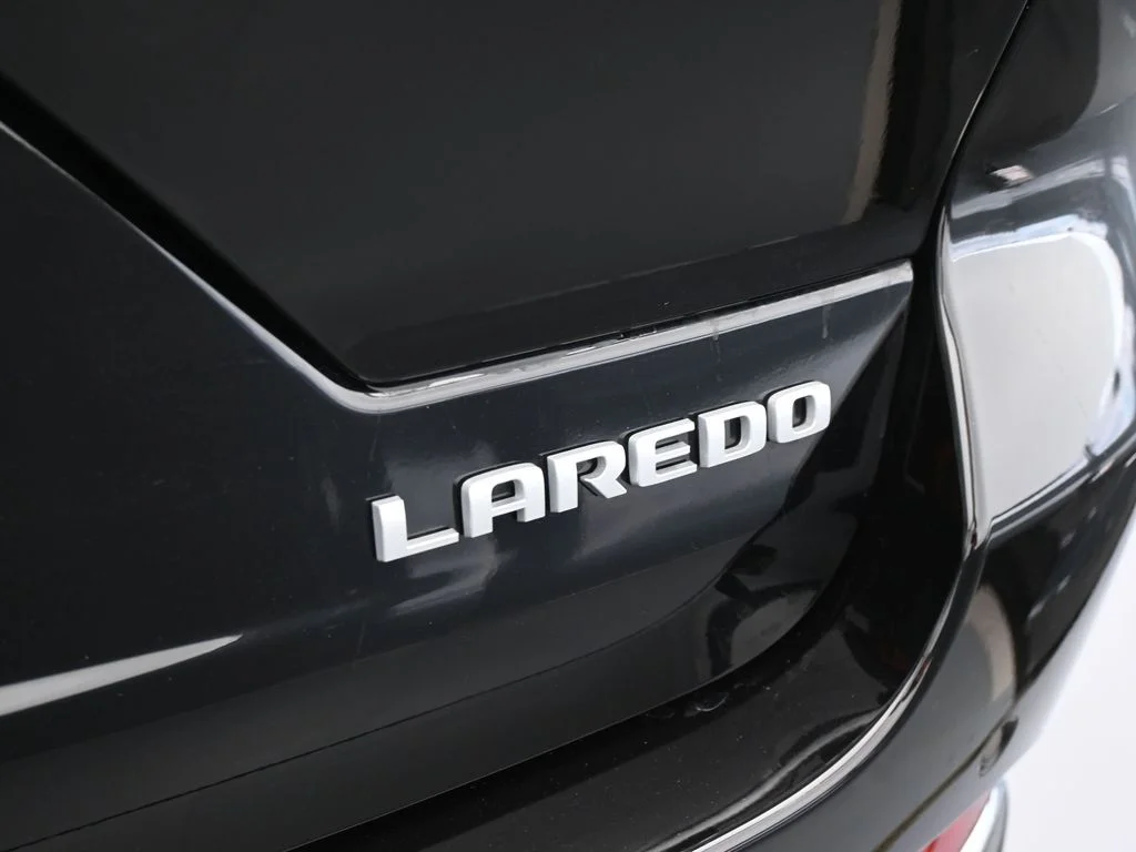 New 2026 Diamond Black Crystal Pearl-Coat Exterior Paint Jeep Laredo X image 32