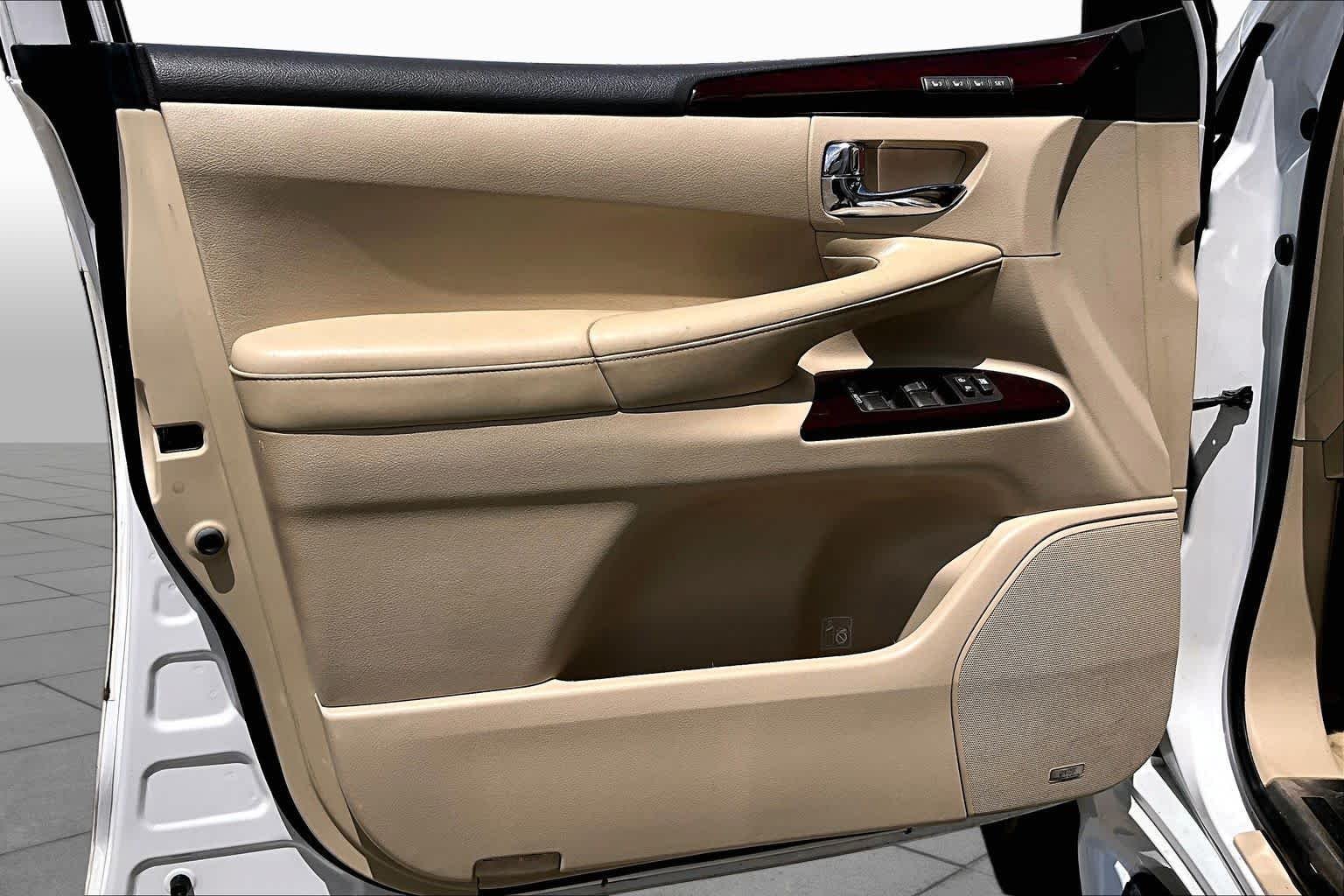 Used 2014 Starfire Pearl Lexus  image 19