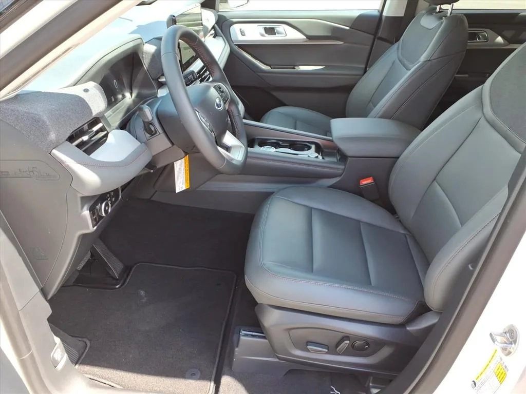 New 2026 Star White Metallic Tri-Coat Ford Active image 4