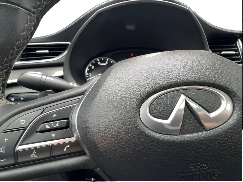 Used 2023 White INFINITI LUXE image 41