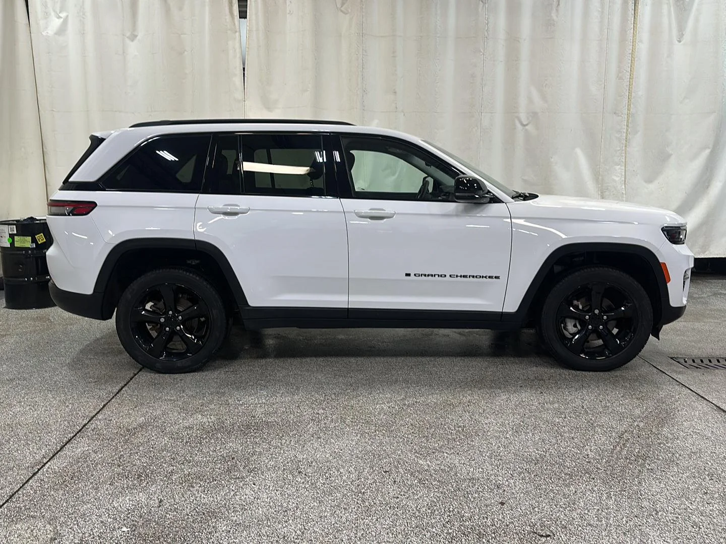 Used 2023 Bright White Clearcoat Jeep Limited image 6