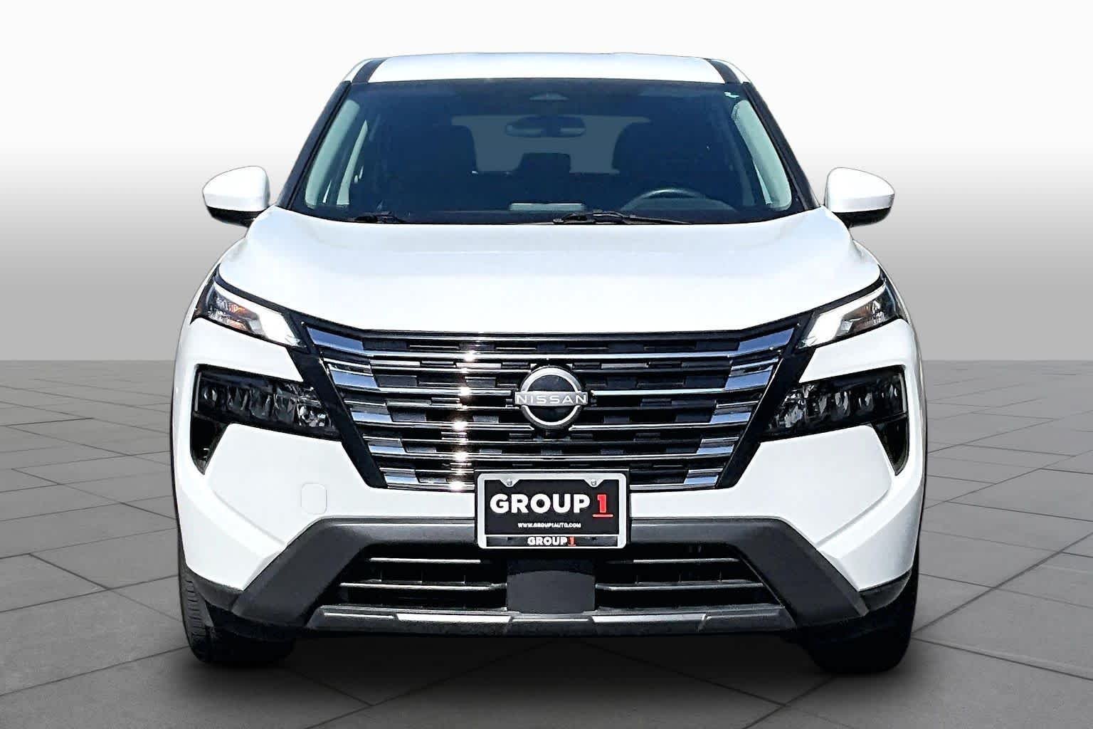 Used 2025 Everest White Pearl Nissan SV image 4