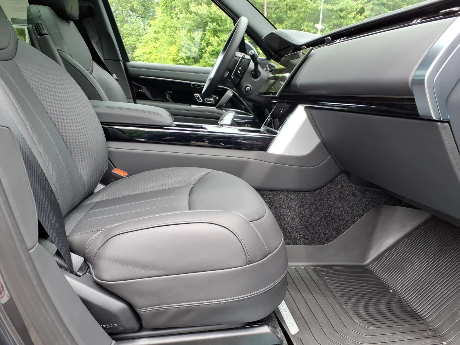 New 2026 Carpathian Grey Land Rover SE LWB image 3