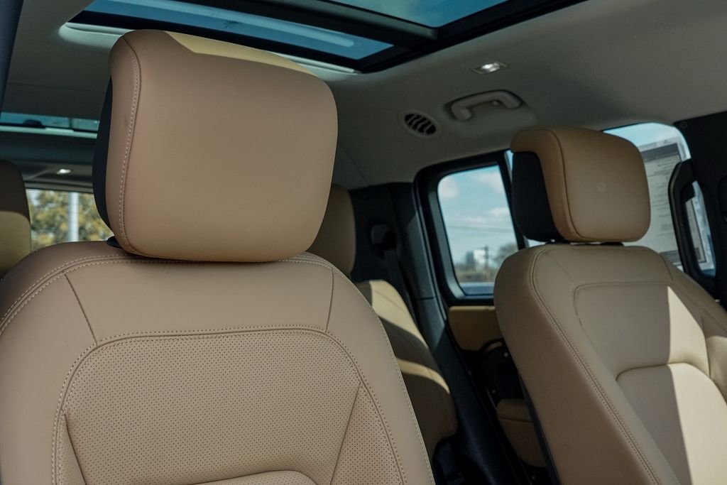 New 2026 Sedona Red Metallic Land Rover S image 34
