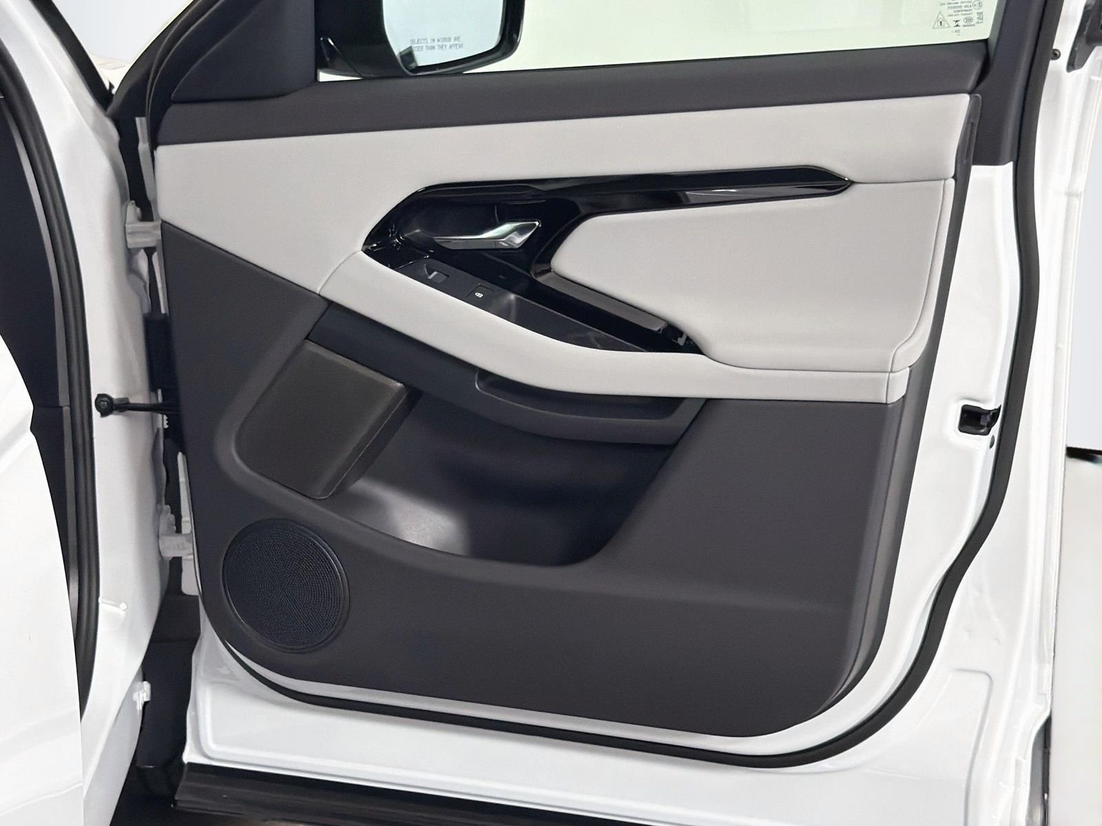 New 2026 Fuji White Land Rover Hoxton Edition image 32