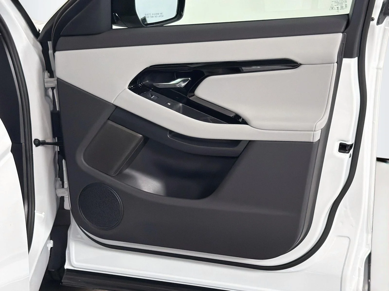 New 2026 Fuji White Land Rover Hoxton Edition image 32