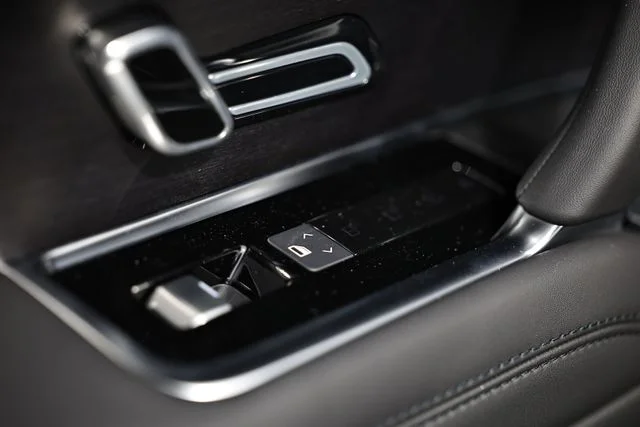 New 2026 Santorini Black Land Rover SE image 28