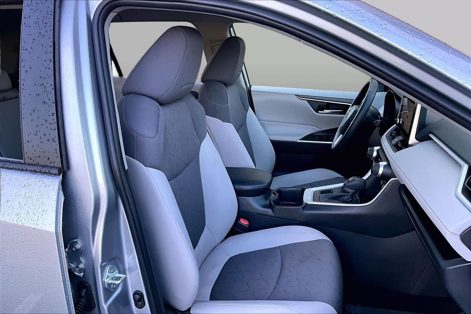 2025 Toyota RAV4 XLE - Photo 14