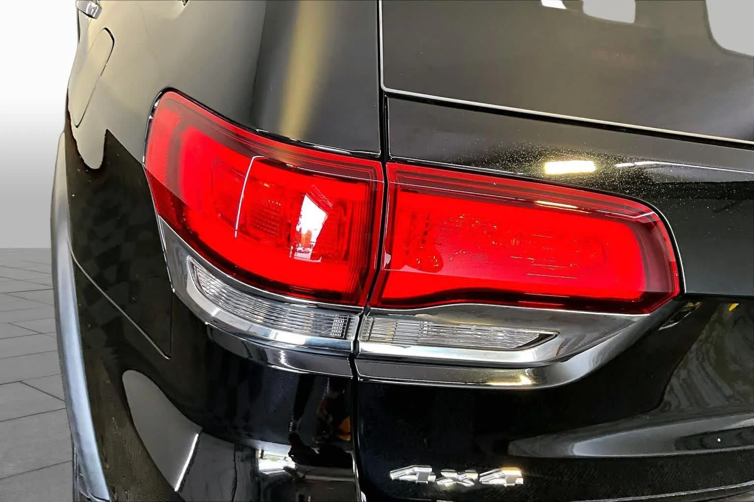 Used 2020 Diamond Black Crystal Pearlcoat Jeep Limited image 28