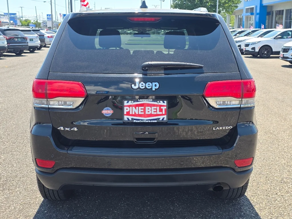 Used 2018 Diamond Black Crystal Pearlcoat Jeep Laredo E image 15