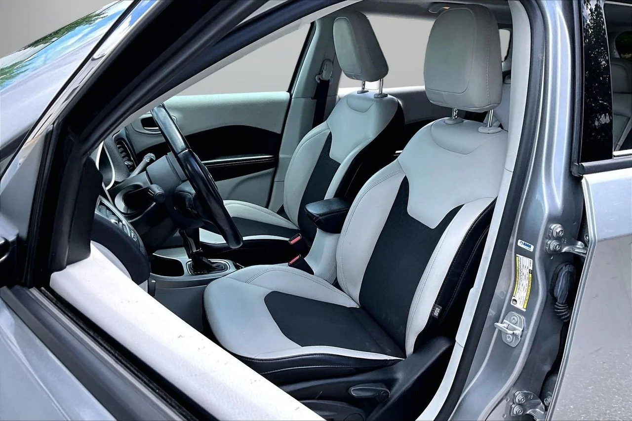 Used 2019 Silver Jeep Latitude image 21