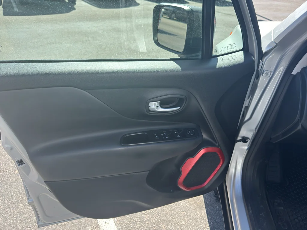 Used 2018 Glacier Metallic Jeep Trailhawk image 16