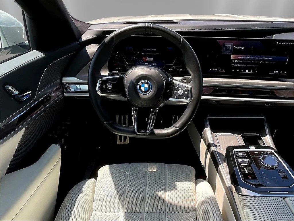 Used 2023 Alpine White BMW xDrive60 image 8