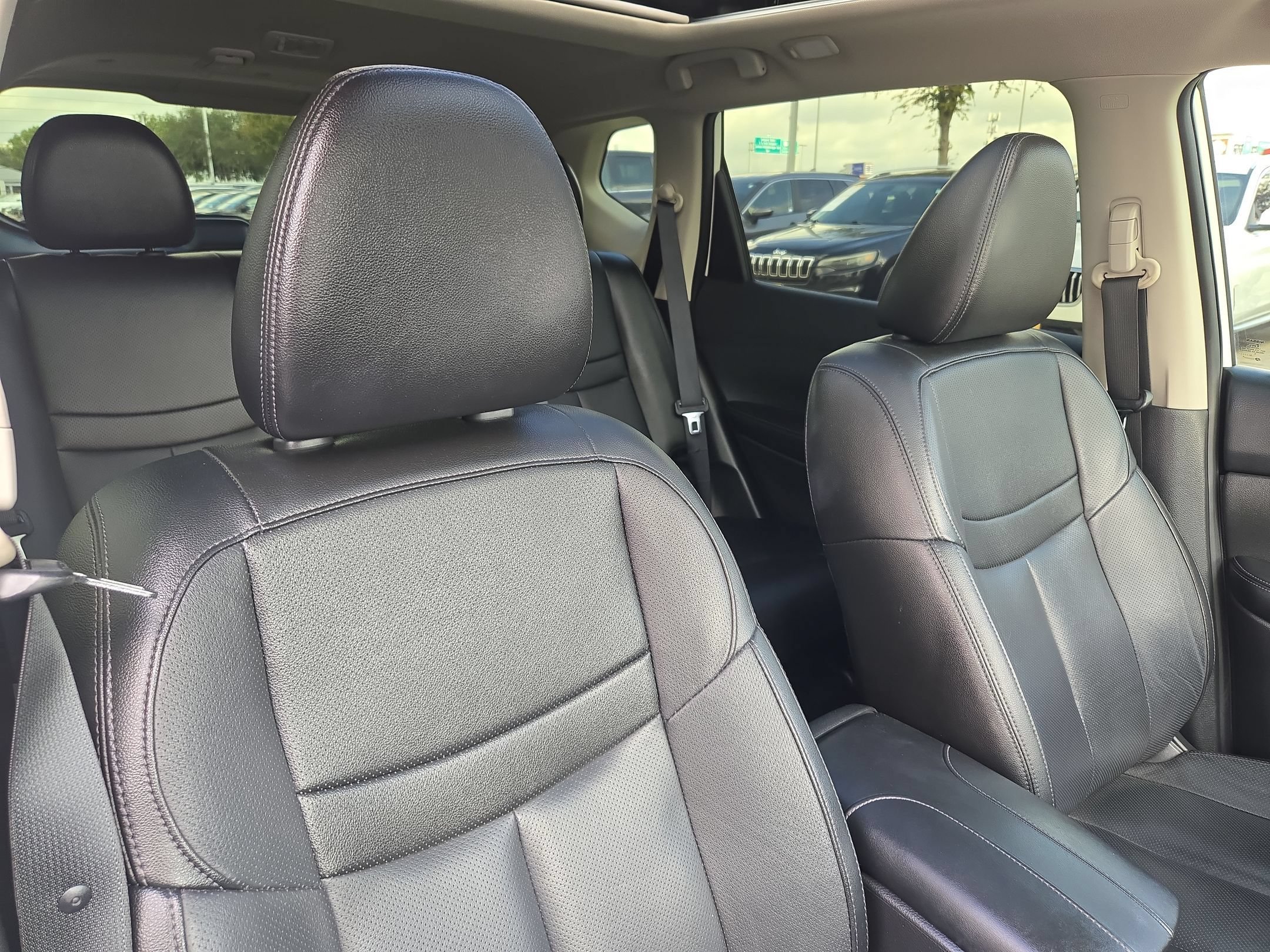 Used 2018 Pearl White Nissan SL image 33