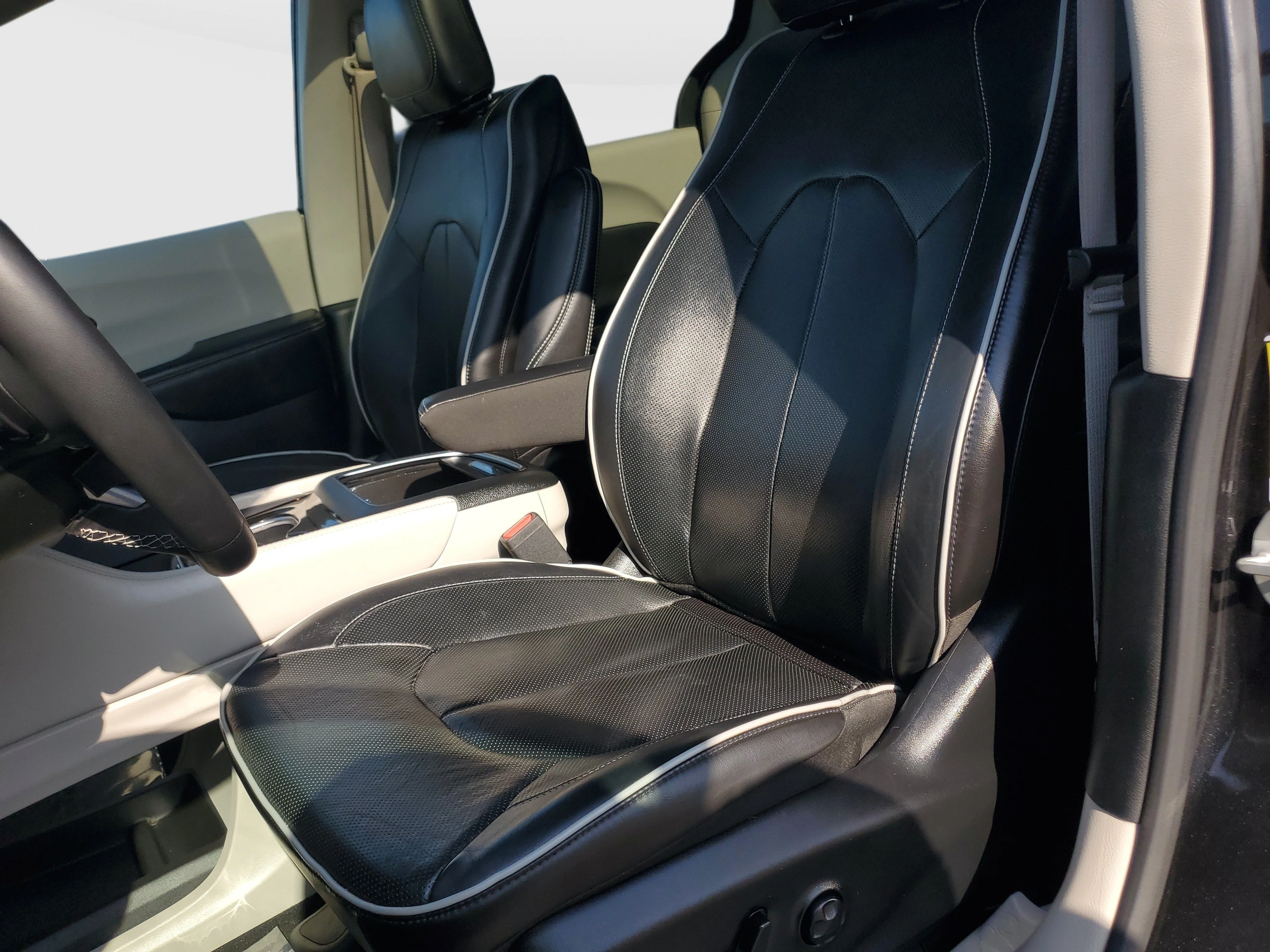 Used 2023 Black Chrysler Limited image 14