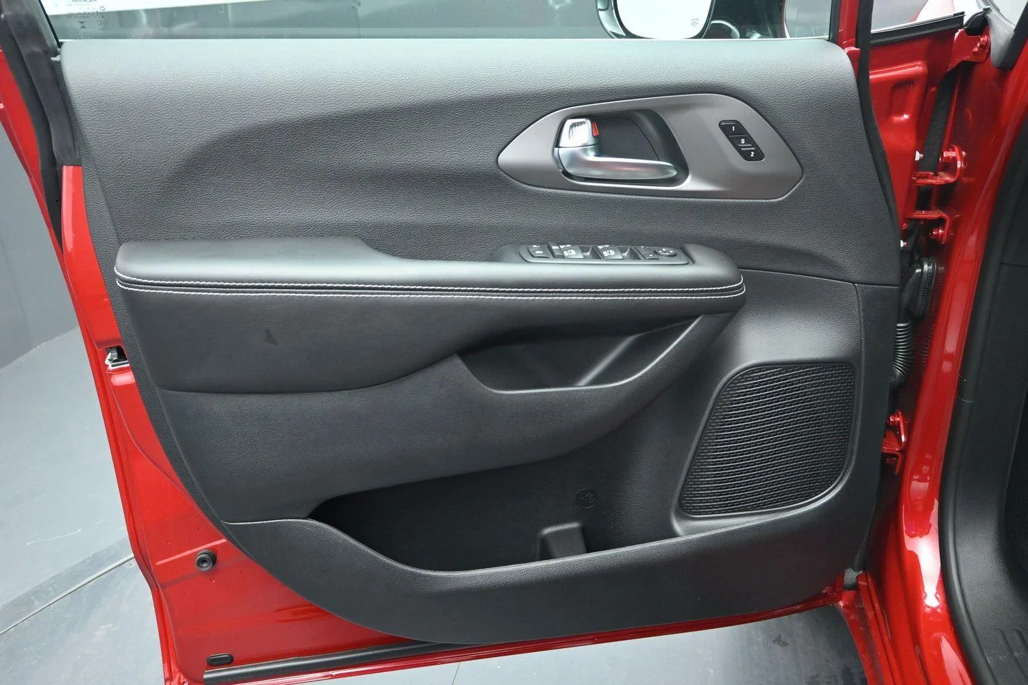 New 2027 Red Hot Pearl-Coat Exterior Paint Chrysler Select image 17
